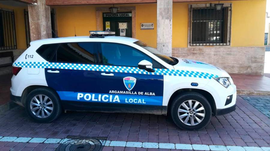 Coche policial en las dependencias de Argamasilla de Alba. Foto: E.P.
