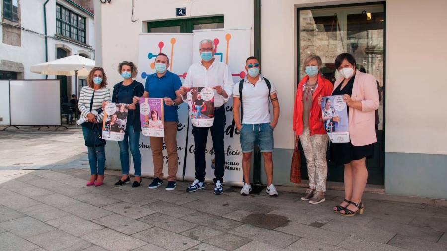 Responsables municipales y comerciantes presentando la campaña. Foto: Concello de Melide