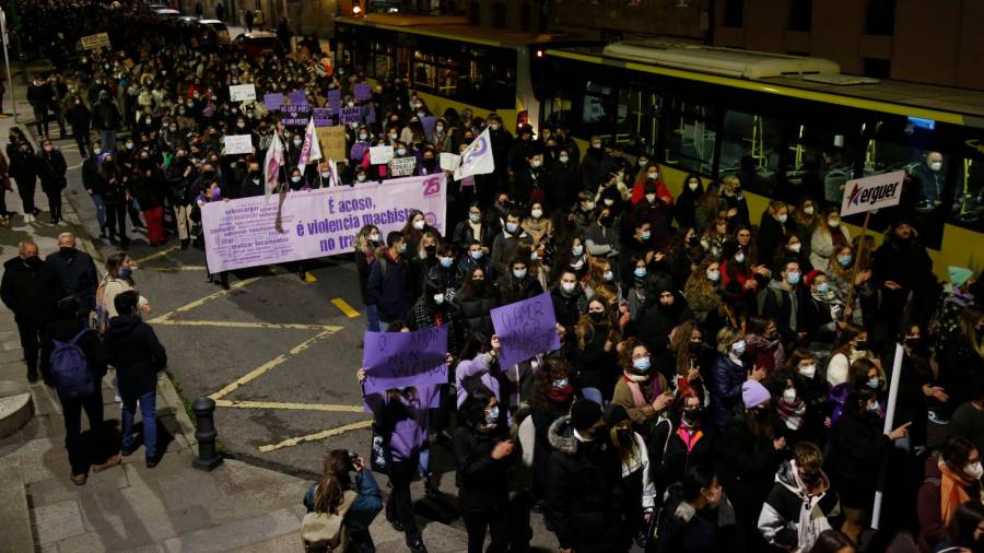 Manifestación en Santiago de Compostela con motivo del 25-N, Día Internacional contra la Violencia de Género, en 2021. Foto: Antonio Hernández.