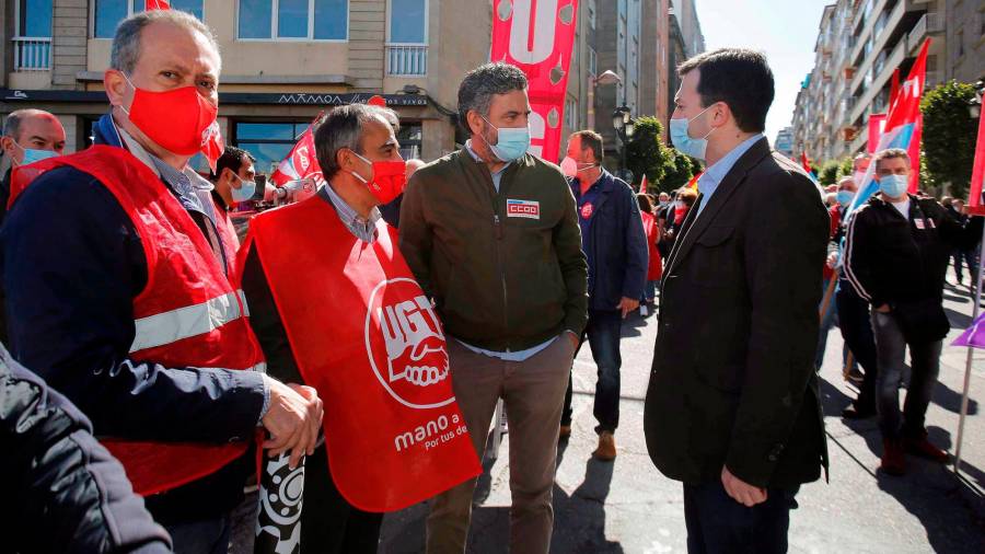 Gonzalo Caballero, derecha, habla con Ramón Sarmiento (CCOO) y José Antonio Gómez (UGT) antes del comienzo de su marcha en Vigo. Foto: Efe