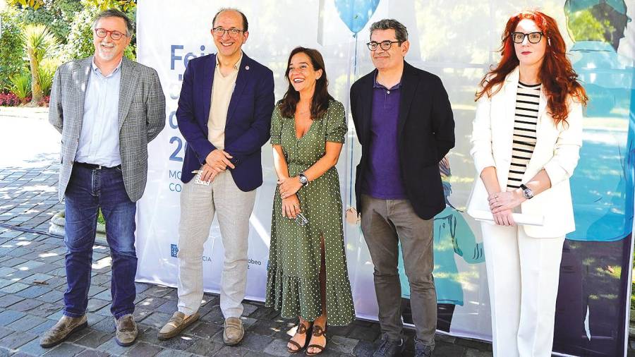 Anxo M. Lorenzo, segundo por la izquierda, inaugurando la Feria del Libro de A Coruña. Foto: G