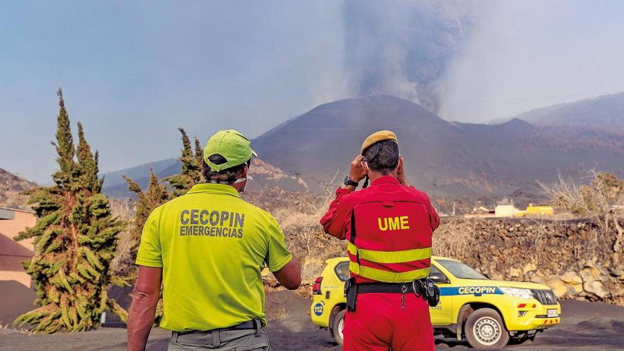 Personal de emergencias observando la nube de ceniza procedente del volcán. Foto: E.P.