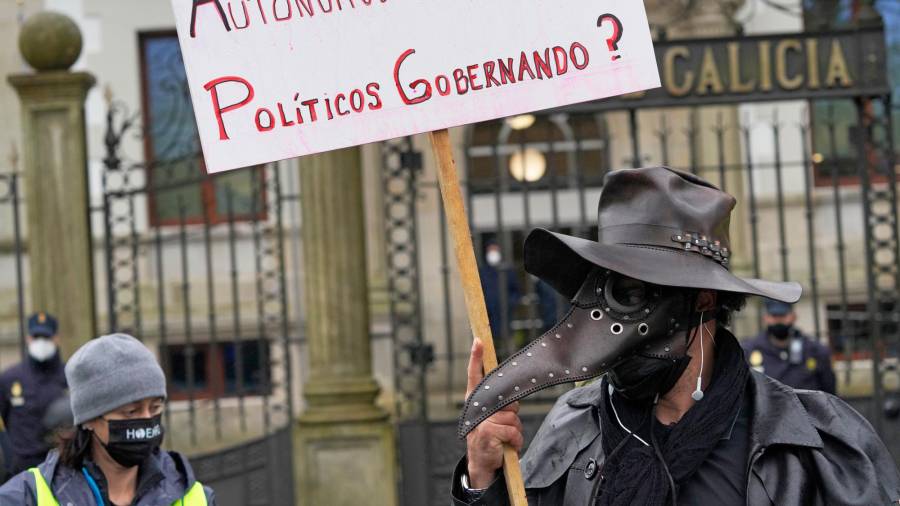 Un trabajador del sector hostelero en la manifestación que se congregó esta semana frente a la Xunta sostiene una pancarta como signo de protesta. Foto: Álvaro Ballesteros/E. Press 