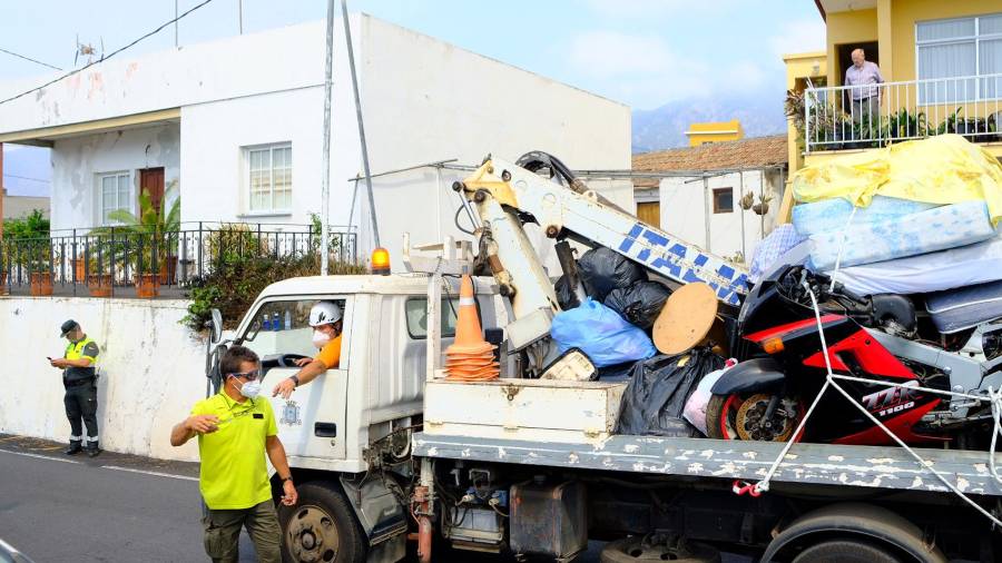Un camión con los enseres de una familia tras ser desalojada de La Laguna. Foto: E.P.