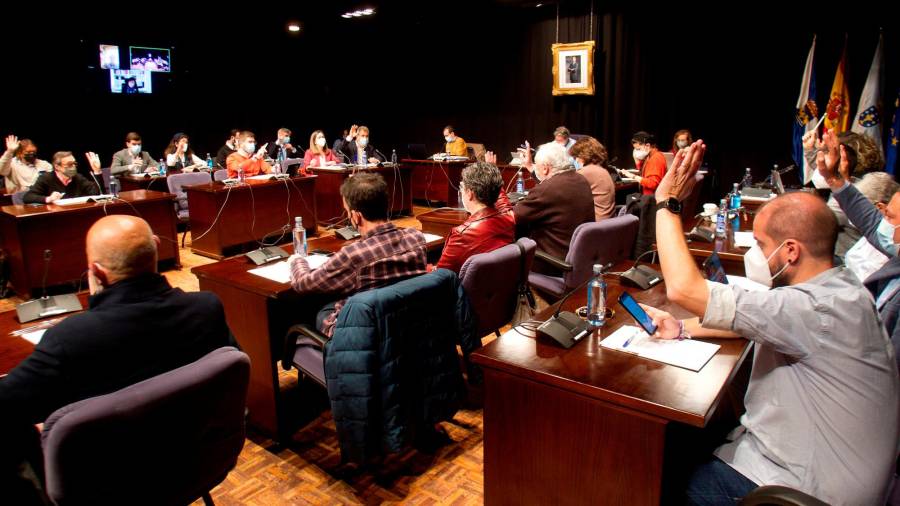 Pleno de la corporación municipal que declaró, con los votos de BNG y PSOE, al presidente de Ence, Ignacio de Colmenares, como ‘persona non grata’. Foto: Efe/Salvador Sas