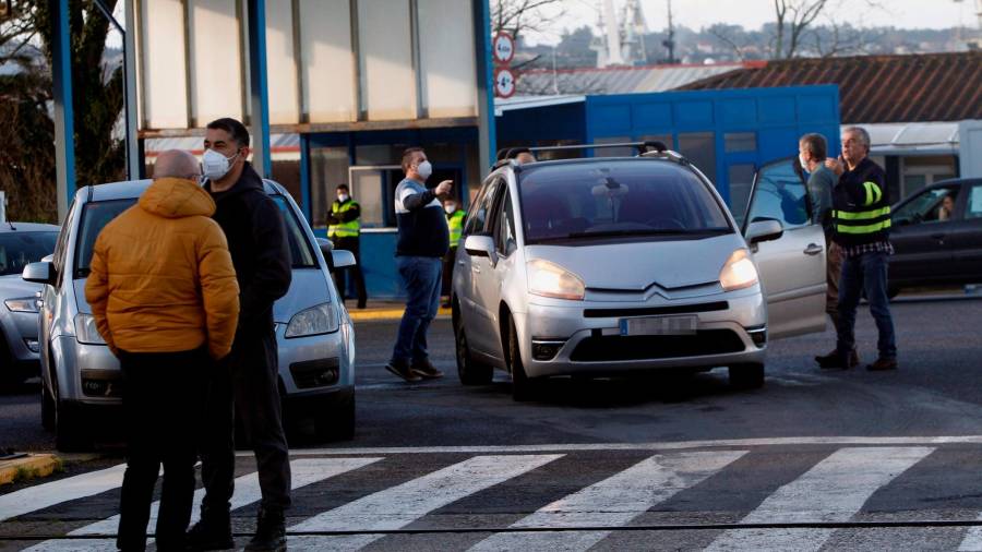 Trabajadores del sector naval a punto de salir en caravana al encuentro en A Coruña con Losada. Foto: Efe/K.D.