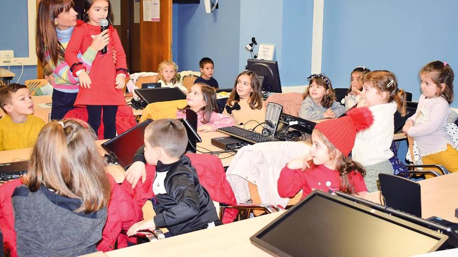 Os nenos e nenas de Valga falan con Papá Noel por videoconferencia dende a aula CEMIT. Foto: C. Valga