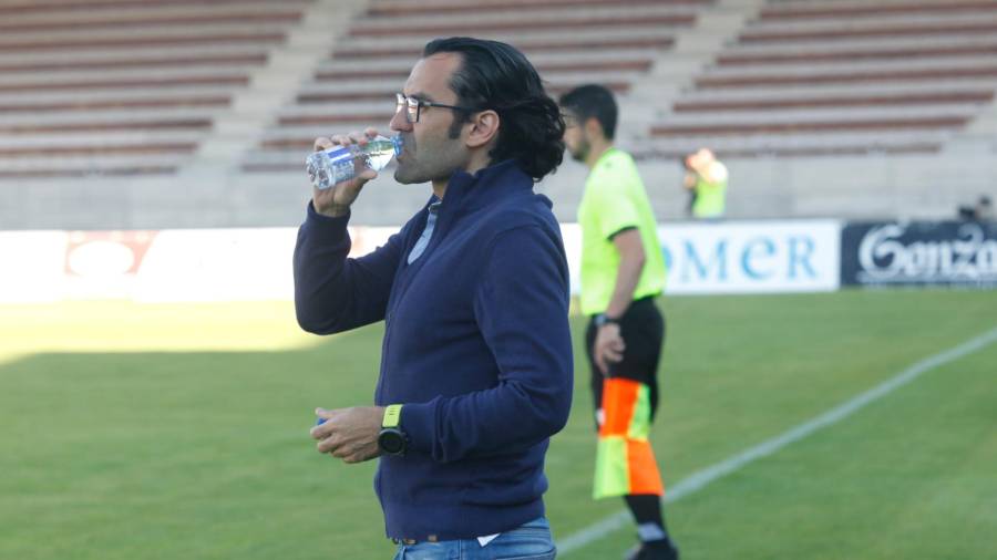 Rodri, bebiendo agua en su estreno como primer entrenador del Compos. Foto: Fernando Blanco