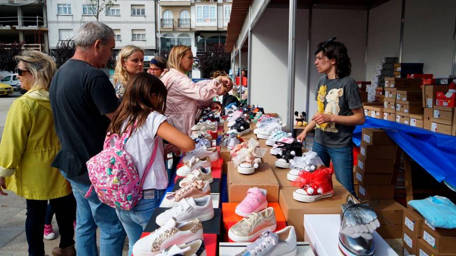 Varias persoas facendo as súas compras no Mercamelide de agosto do ano pasado. Foto: C.M. 