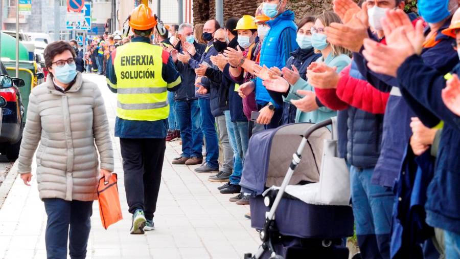 Decenas de trabajadores de Alcoa San Cibrao en la cola ante las oficinas en Burela de los Servizos Públicos de Emprego de la Xunta de Galicia y también del Inem. Foto: Efe/Eliseo Trigo