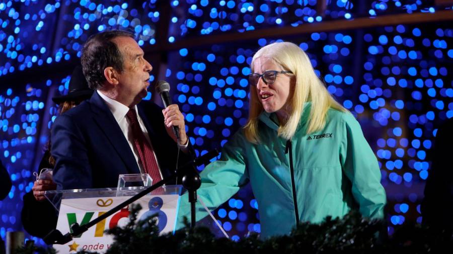 El alcalde de Vigo Abel Caballero y la medallista paralímpica Susana Rodríguez durante el encendido de las luces de Navidad en Vigo. Foto: Salvador Sas