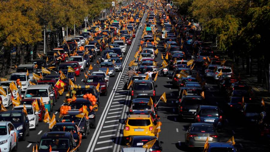 Miles de vehículos recorrieron durante casi dos horas las calles de Madrid en contra de la Ley Celáa. Foto: Juanjo Martín