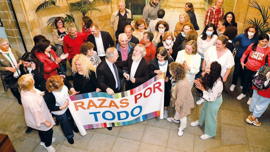 HOMENAJE. José Manuel Ferro, en la imagen hablando con el alcalde de Santiago, se jubiló este lunes después de 42 años de servicio en el pazo de Raxoi. Foto: Antonio Hernández