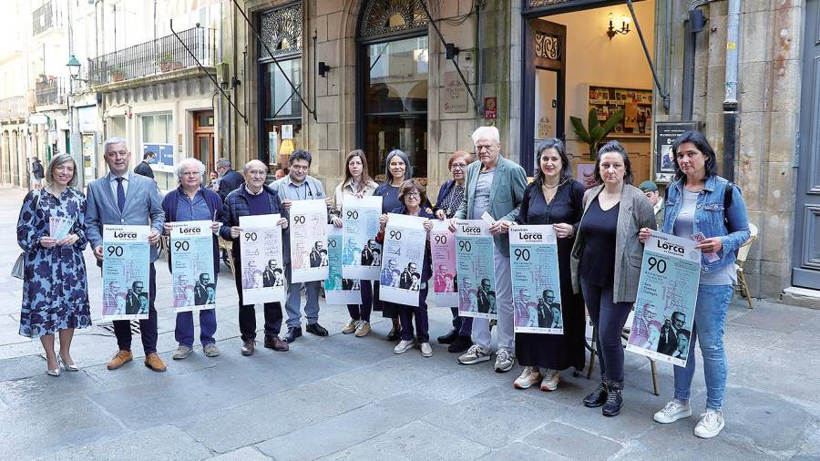 Autoridades y personalidades participantes en el acto que acogió ayer el Casino de Santiago para conmemorar el 90 aniversario de la obra de Federico García Lorca