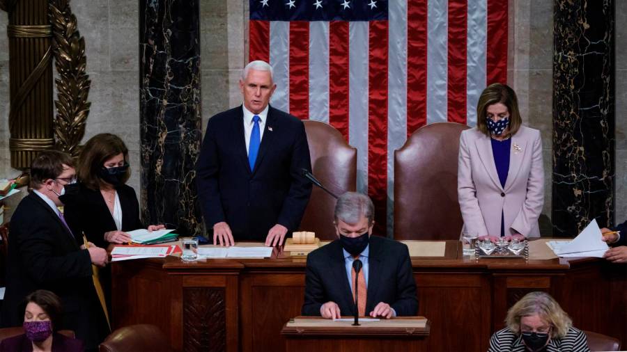 De pie el vicepresidente, Mike Pence, y la presidenta del Congreso, Nancy Pelosi, en la sesión de la ratificación de la victoria de Joe Biden. Foto: J. Scott Applewhite/Efe