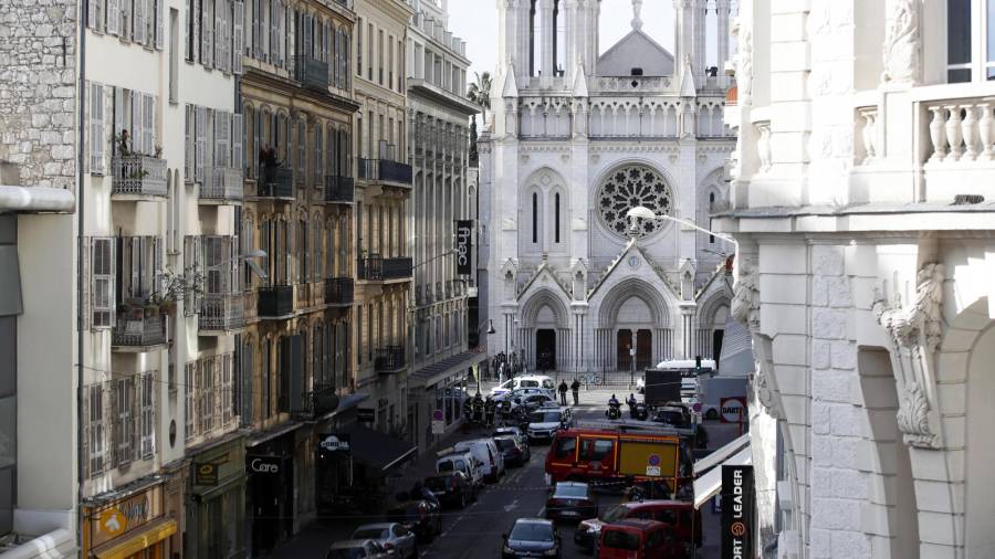 Niza (Francia), 29/10/2020.- Al fondo de la imagen, la basílica de Nuestra Señora, en Niza, donde se produjo un ataque este jueves. EFE/EPA/SEBASTIEN NOGIER