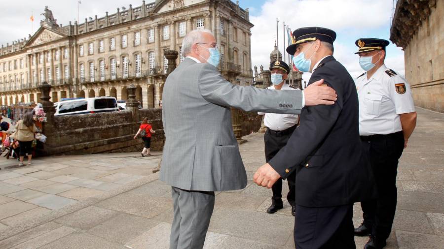 El alcalde en funciones, Sindo Guinarte, saluda al nuevo jefe del Cuerpo Nacional de Policía en la capital gallega