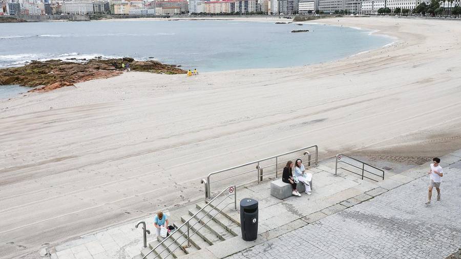 Imagen del mismo arenal coruñés en la mañana del viernes tras finalizar las tareas de limpieza. Foto: Concello de A Coruña.