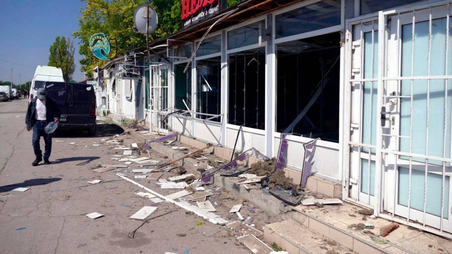 Serhiivka, región de Odesa, Ucrania: Un mercado local resultó dañado como resultado de un ataque con misiles rusos en la aldea de Serhiivka el viernes 1 de junio temprano, región de Odesa, sur de Ucrania. FOTO: Yulii Zozulia / Zuma Press / ContactoPhoto 07/01/2022
