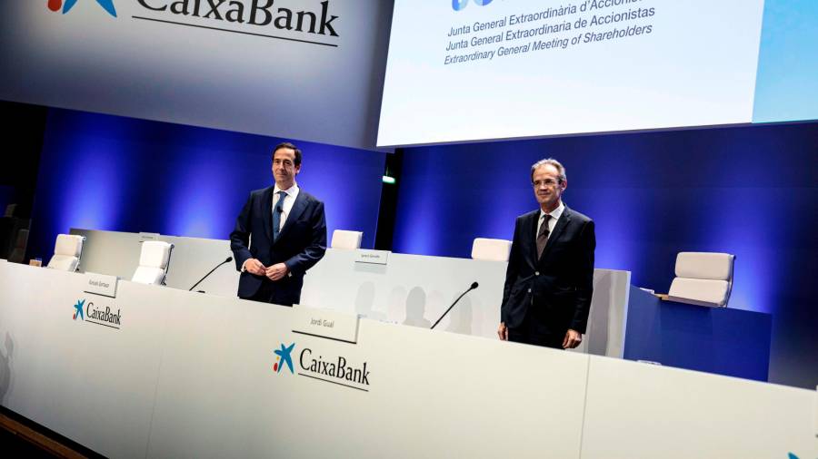 Gonzalo Gortazar, a la izquierda, y Jordi Gual, consejero delegado y presidente de CaixaBank, respectivamente. Biel Alino/Efe