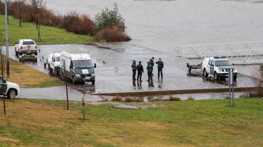 Vehículos de la Guardia Civil durante el dispositivo desplegado tras el vuelco de la embarcación en el río Guadiana, en Badajoz, Extremadura (España). JAVIER PULPO/EUROPA PRESS
