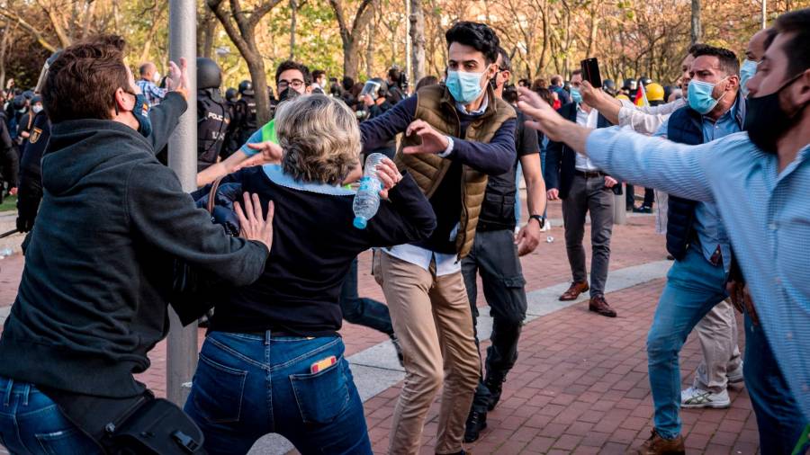 Imagen de uno de los enfrentamientos del pasado miércoles durante el mitin de Vox en Vallecas. Foto: Europa Press