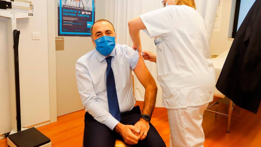 campaña. El conselleiro de Sanidade, Julio García Comesaña, vacunándose de la gripe este lunes. Foto: Xunta