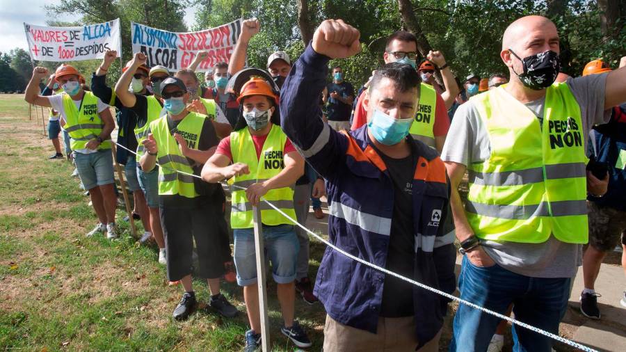 Trabajadores de Alcoa se concentran en apoyo al comité de empresa de la planta de San Cibrao- FOTO: Carlos Castro - Europa Press