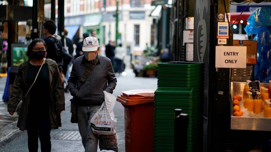 Londres (Reino Unido), 11/06/2020.- Dos personas con mascarilla pasan por Borough Market, en Londres, el 11 de junio de 2020. EFE/EPA/WILL OLIVER