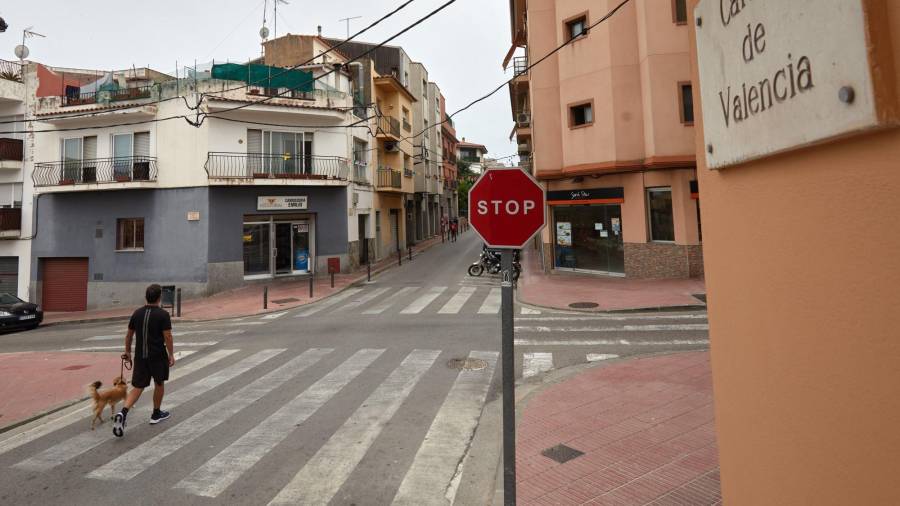 Aspecto de la calle Valencia en Sant Feliu de Guíxols (Girona), donde un hombre atacó a su mujer y a su hija de cinco años con sosa cáustica, causándoles graves afectaciones en el rostro y el cuerpo, de las que se recuperan en el hospital. EFE/ David Borrat