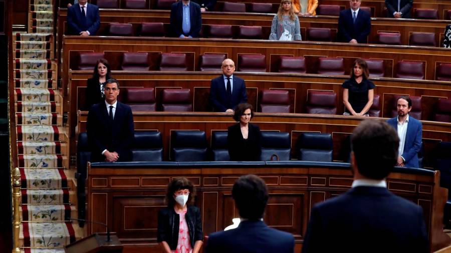 MADRID, 03/06/2020.- El presidente del Gobierno, Pedro Sánchez, durante el minuto de silencio por las víctimas de la pandemia de la Covid-19 guardado al inicio del pleno del Congreso este miércoles. EFE/ J.J. Guillén