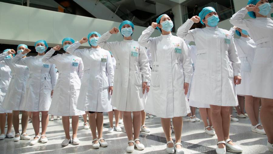 Trabajadoras de un hospital de Wuhan durante la celebración del Día de las Enfermeras, el 12 de mayo de 2020. Foto: Efe