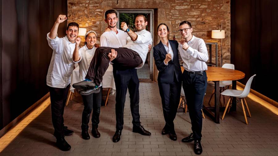 Claudia Merchán, Axel Smyth y Marta Costas con outros traballadores do restaurante Auga e Sal, galardoado hai uns meses cunha ‘Estrella Michelin’