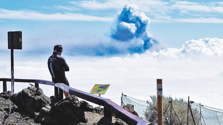 Un hombre observa la erupción del volcán de la isla canaria de La Palma. Foto: E. Press 