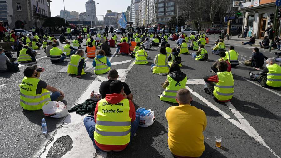 Decenas de trabajadores de Ence Pontevedra y transportistas de madera durante una sentada organizada en A Coruña delante de la Delegación del Gobierno para exigir garantías de empleo en A Coruña. Foto: M. Dylan/Europa Press