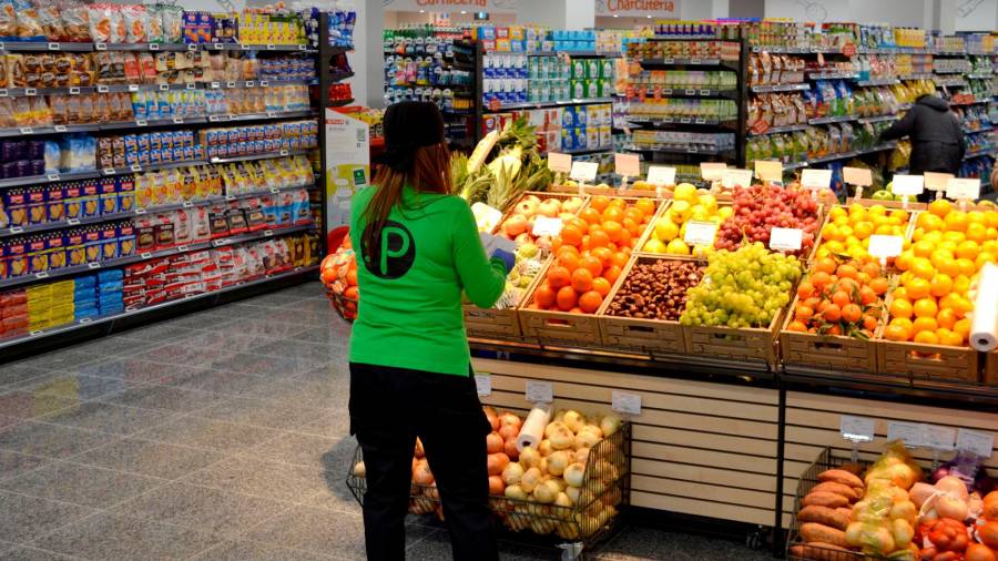 Vista en primer término de la sección dedicada a frutería en un supermercado gallego. Foto: G.C.