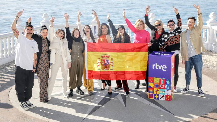 (I-D) Rayden, Tanxugueiras, Blanca Paloma, Chanel, Rigoberta Bandini, la directora de Comunicación y Participación de RTVE, María Eizaguirre, Varry Brava y Xeinn, posan con una bandera de España, en una rueda de prensa tras la celebración de la segunda semifinal del Benidorm Fest 2022, en el Mirador del Castillo, a 27 de enero de 2022, en Benidorm, Alicante, Comunidad Valenciana (España). Benidorm Fest es un festival organizado por RTVE con el fin de elegir el representante español para Eurovisión 2022. De los siete grupos que participaron en la semifinal, solamente cuatro continúan para participar en la final. Estos finalistas de la segunda y primera semifinal competirán el próximo sábado 29 de enero por representar a España en Eurovisión 2022. 28 ENERO 2022 // Joaquín Reina / Europa Press 28/01/2022