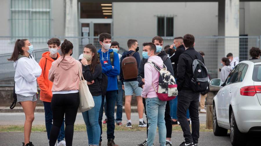 Estudiantes de bachillerato minutos antes de entrar a las instalaciones del IES Vilar Ponte FOTO: Carlos Castro - Europa Press - Archivo
