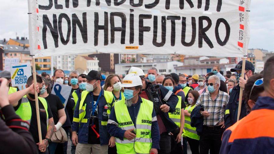 Trabajadores de Alcoa con una pancarta en la que se lee ‘Sen Industria Non Hay Futuro’, durante una manifestación en Foz, Lugo, Galicia hace un año.