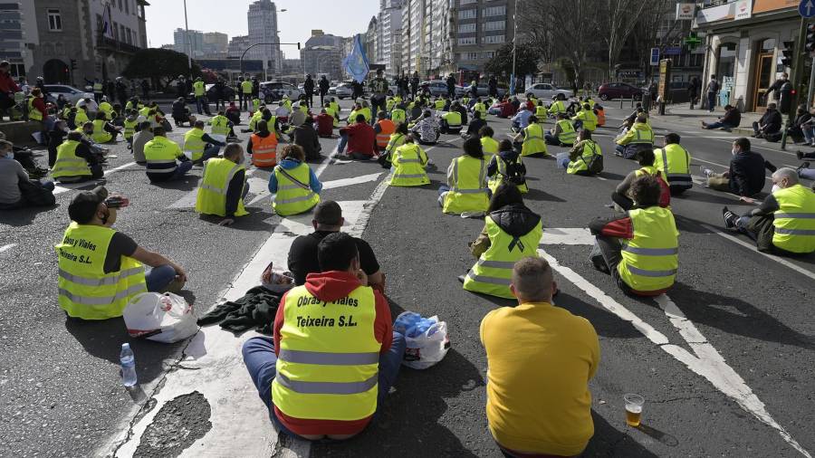 Trabajadores de ENCE Pontevedra y transportistas de madera protagonizan una sentada ante la Delegación del Gobierno en Galicia. M. DYLAN/EUROPA PRESS