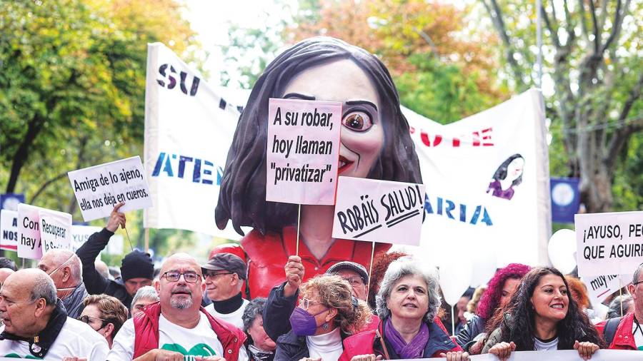 Una gran figura de Ayuso, apodada la ‘Pinocha’ acompañó a los manifestantes en su marcha por la capital. Foto: E.Press 