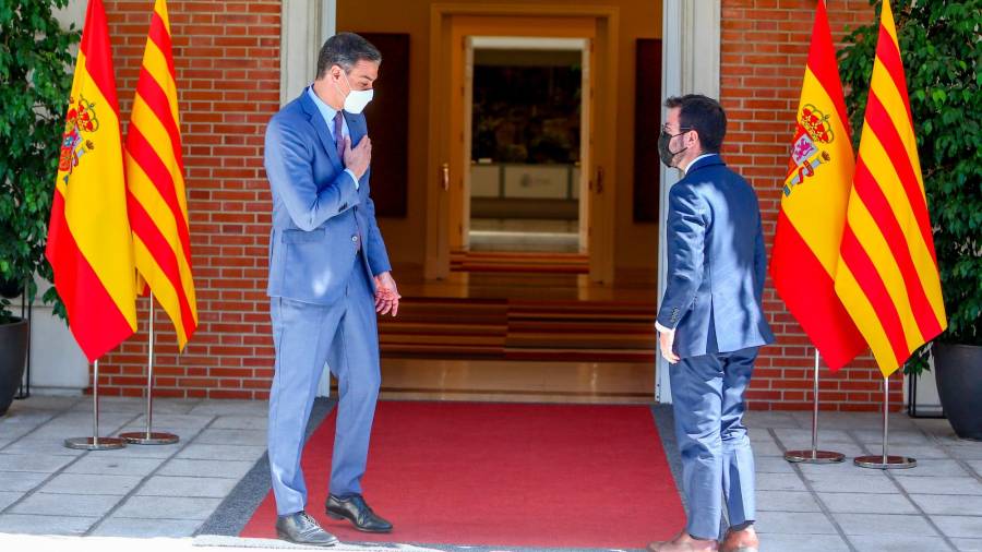 El presidente del Gobierno recibe en la entrada de la Moncloa a Aragonès. Foto: R.Rubio/E.P.