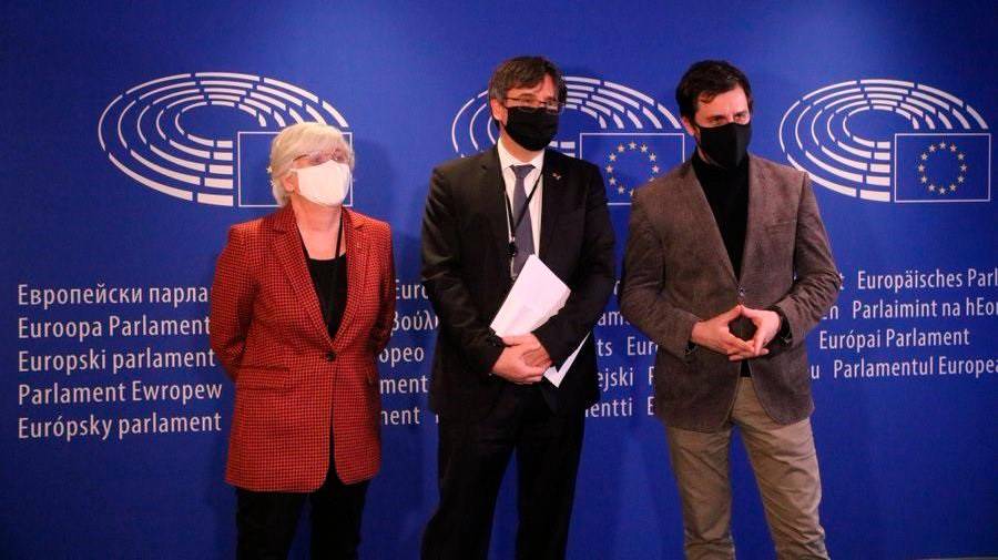 El expresidente de la Generalitat Carles Puigdemont y los exconsellers Toni Comín y Clara Ponsatí en el Parlamento Europeo. Foro: Europa Press