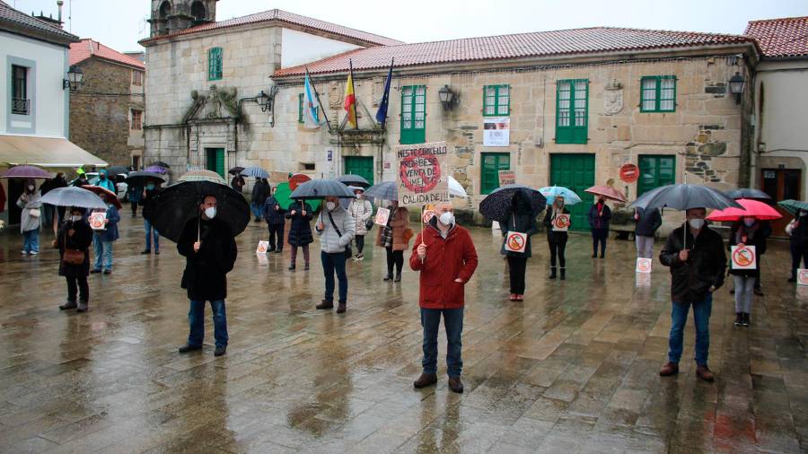 Manifestación contra el cierre del mercado labrego melidense en la praza do Convento el pasado domingo. Foto: SLG