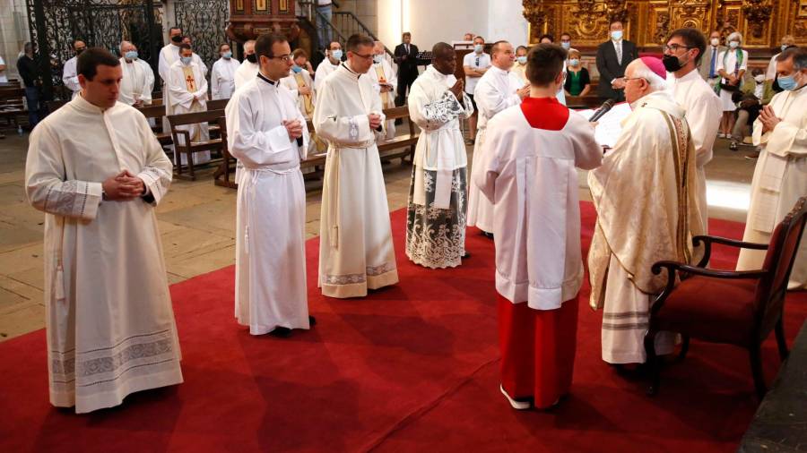 Monseñor Barrio se dirige a los nuevos diáconos y sacerdotes. Foto: A. H. 
