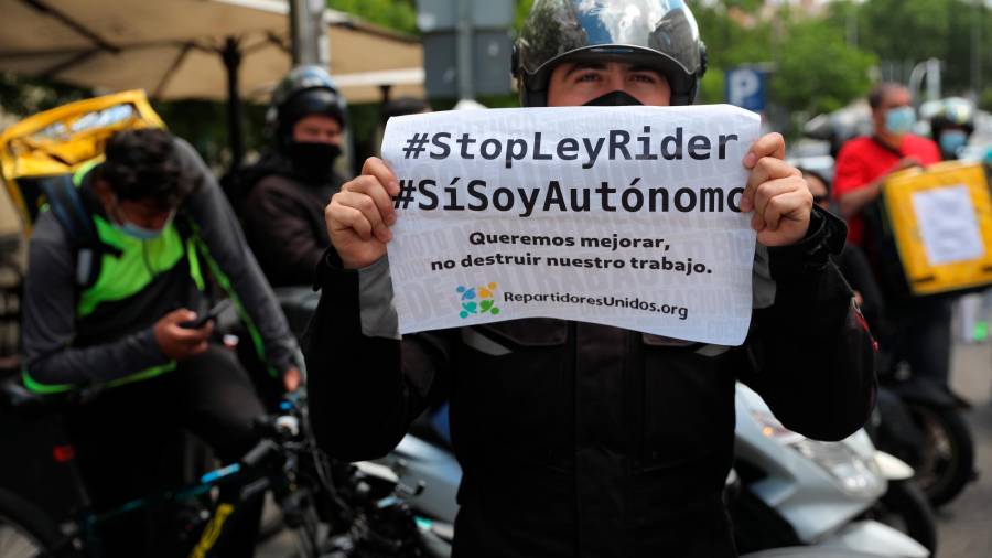 Un’rider’ con un cartel de protesta durante una manifestación celebrada este martes en Madrid. Foto: Isabel Infantes/E.P.