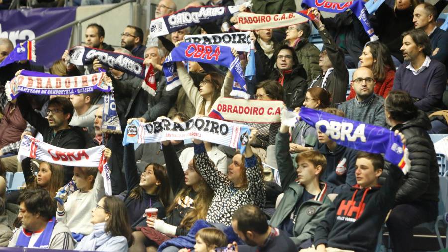 Aficionados del Obradoiro en Sar durante un partido de la última temporada. Foto: Antonio Hernández