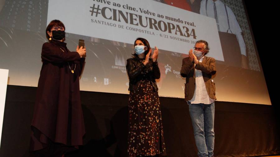Margarita Ledo, izquierda, recogió su premio. Al lado, la concelleira, Rosón; y el director de Cineuropa, Losa. Foto: A. Hernández