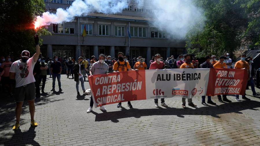 Miembros del comité de empresa de Alu Ibérica, en una protesta (Foto: M. Dylan / Europa Press)