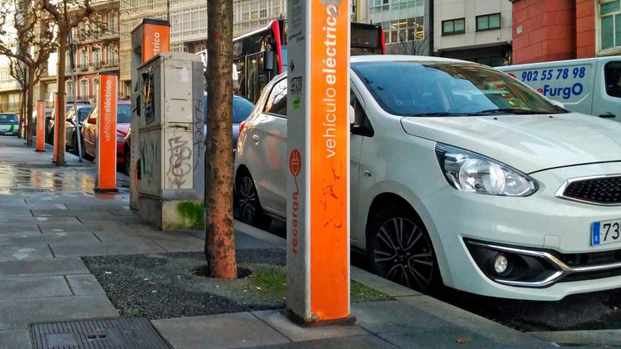 ‘Electrolinera’ o enchufes de recarga rápida para vehículos eléctricos de Naturgy en A Coruña. Foto: Almara